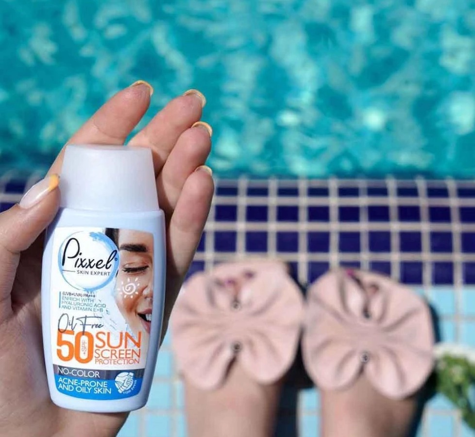 کرم ضد افتاب رنگ بژ روشن مناسب پوست های چرب جوش دار و مختلط با spf50پیکسل